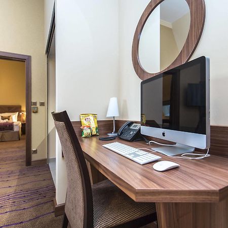Merchants Crown Suites And Spa براغ المظهر الخارجي الصورة A computer in a hotel room