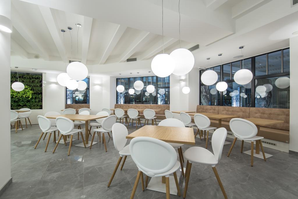 Merchants Crown Suites And Spa براغ المظهر الخارجي الصورة The interior of the restaurant