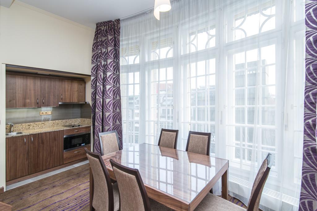 Merchants Crown Suites And Spa براغ المظهر الخارجي الصورة A kitchen with a large window