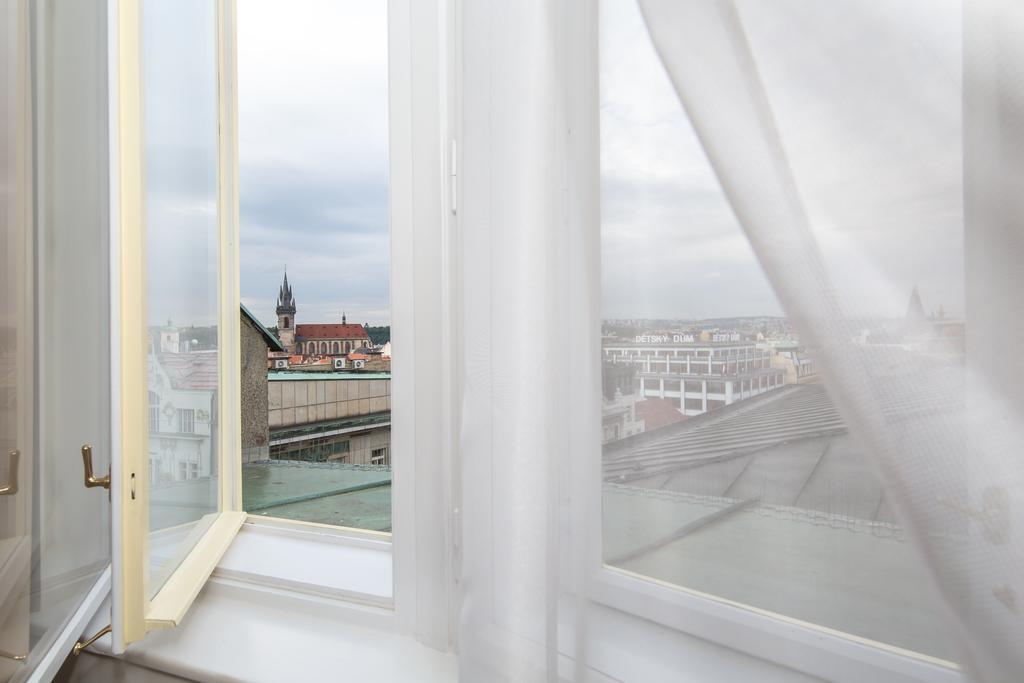 Merchants Crown Suites And Spa براغ المظهر الخارجي الصورة Curtains