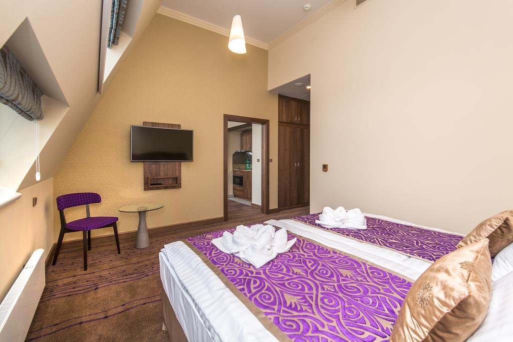 Merchants Crown Suites And Spa براغ المظهر الخارجي الصورة A room at the Premier Inn in London
