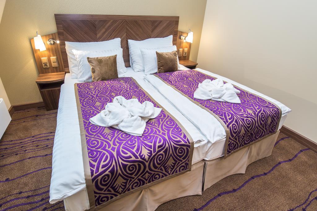Merchants Crown Suites And Spa براغ المظهر الخارجي الصورة A bed with a bed skirt