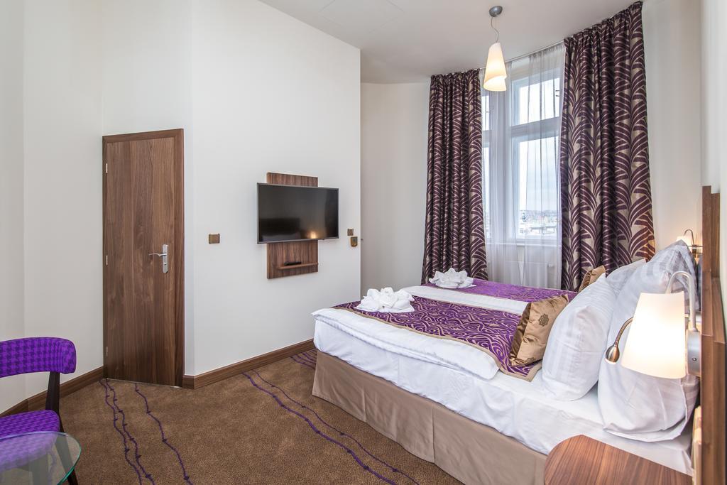 Merchants Crown Suites And Spa براغ المظهر الخارجي الصورة A room at the hotel
