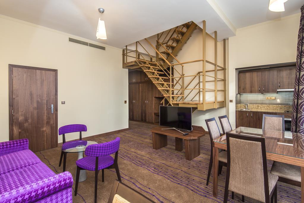 Merchants Crown Suites And Spa براغ المظهر الخارجي الصورة A typical apartment