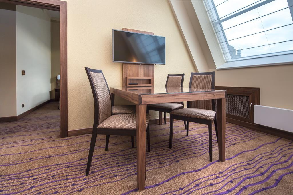 Merchants Crown Suites And Spa براغ المظهر الخارجي الصورة A suite at the hotel
