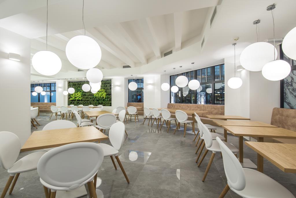 Merchants Crown Suites And Spa براغ المظهر الخارجي الصورة Interior of the restaurant