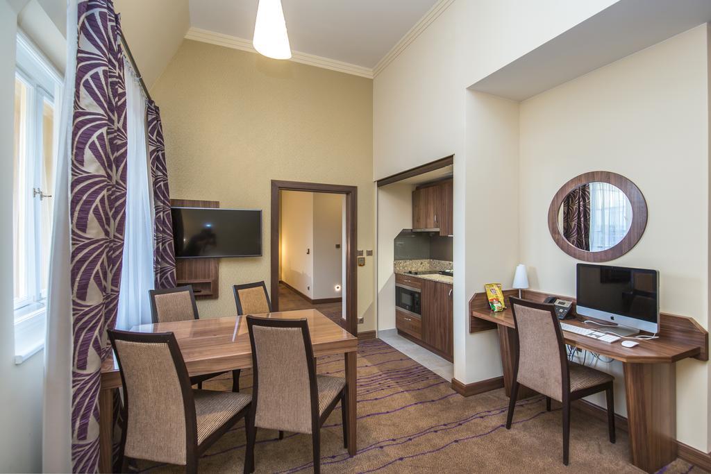 Merchants Crown Suites And Spa براغ المظهر الخارجي الصورة A typical apartment