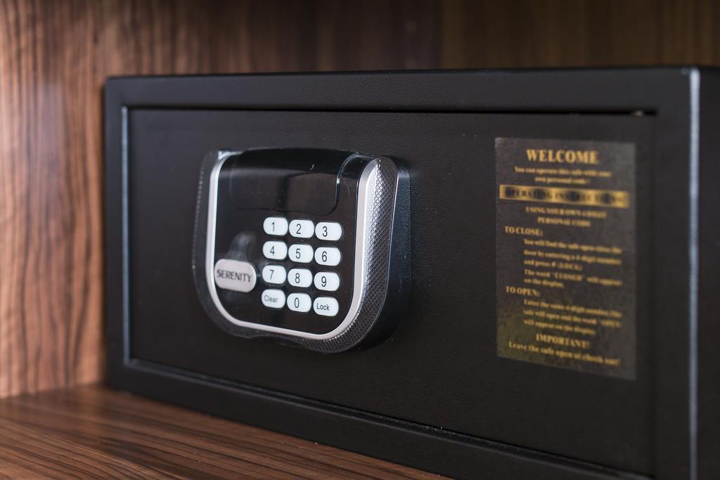 Merchants Crown Suites And Spa براغ المظهر الخارجي الصورة A safe with a keypad