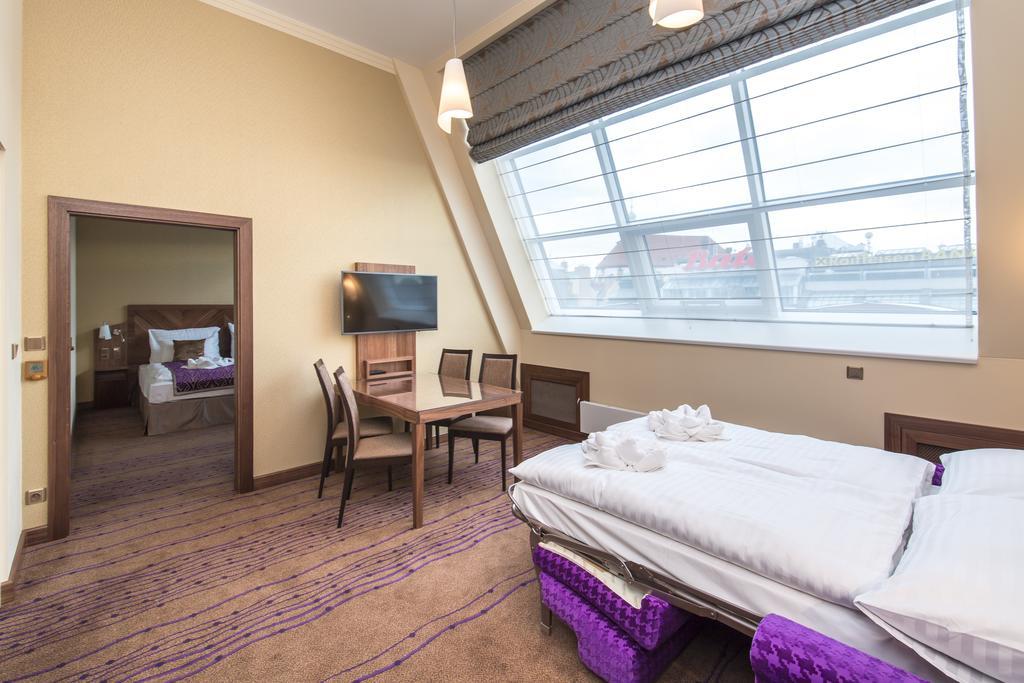 Merchants Crown Suites And Spa براغ المظهر الخارجي الصورة A Premier Inn room