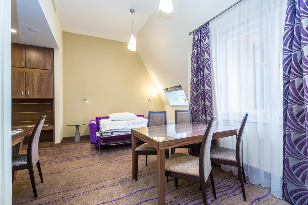 Merchants Crown Suites And Spa براغ المظهر الخارجي الصورة A typical apartment