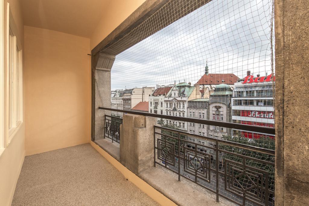 Merchants Crown Suites And Spa براغ المظهر الخارجي الصورة A balcony in Vienna