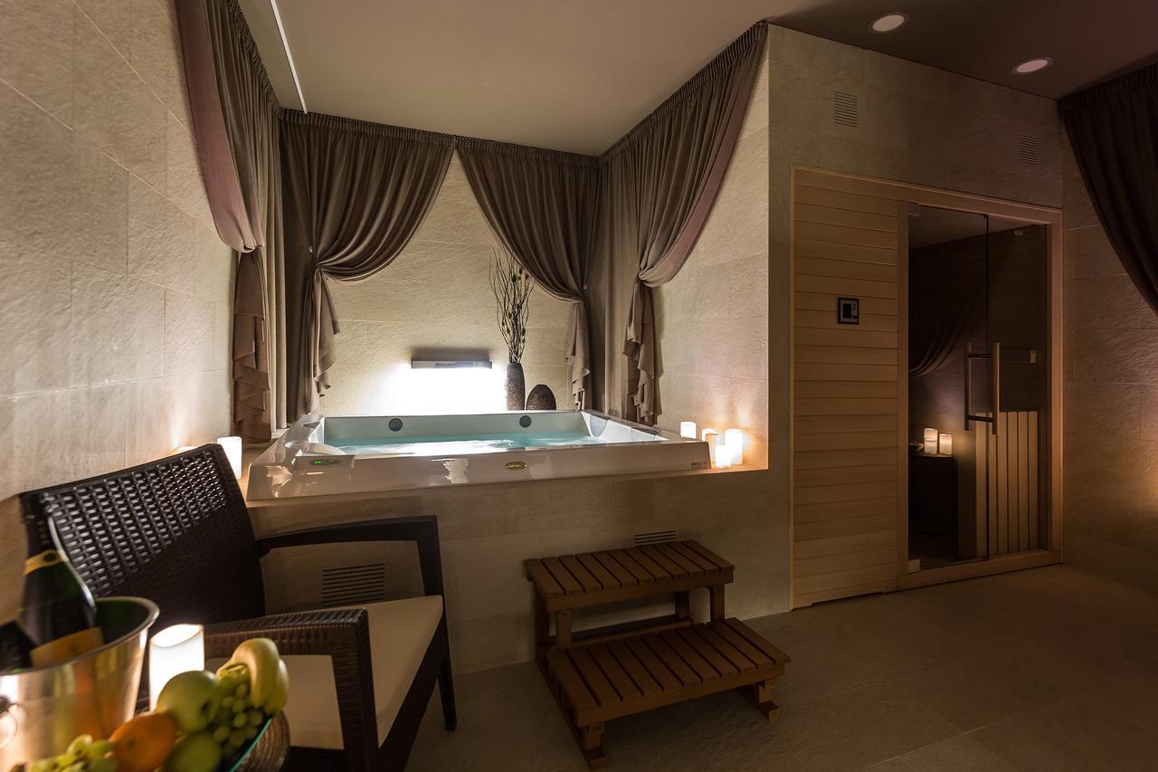Merchants Crown Suites And Spa براغ المظهر الخارجي الصورة A spa in a hotel