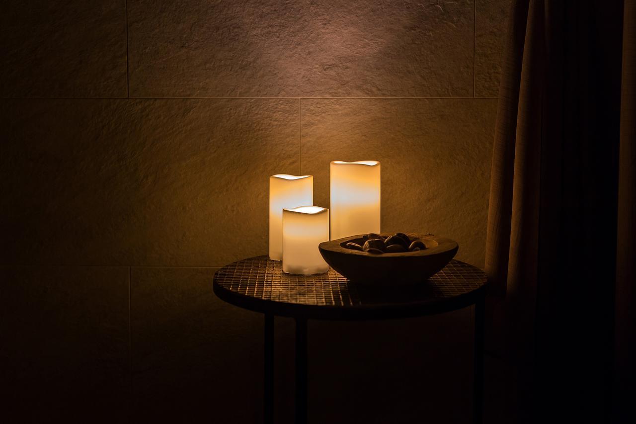 Merchants Crown Suites And Spa براغ المظهر الخارجي الصورة Candles