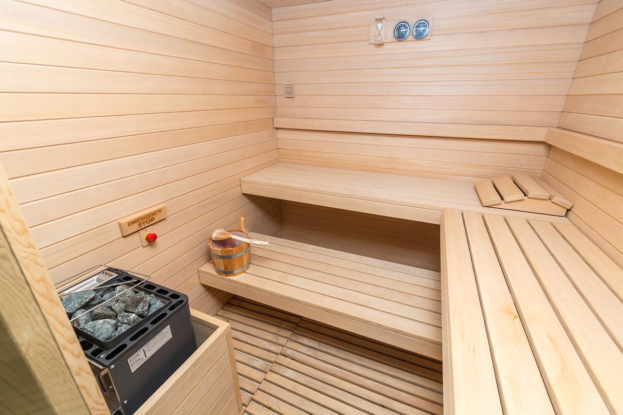 Merchants Crown Suites And Spa براغ المظهر الخارجي الصورة A Finnish sauna
