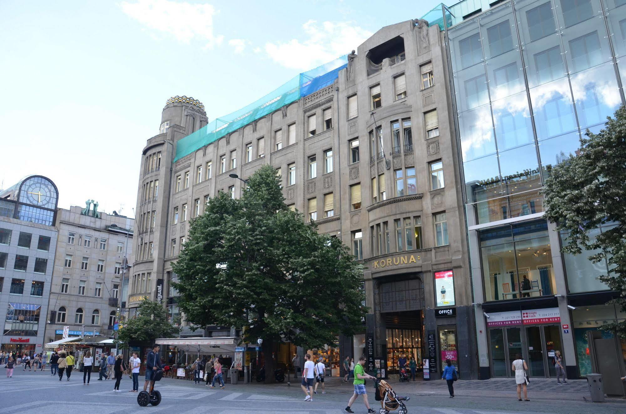Merchants Crown Suites And Spa براغ المظهر الخارجي الصورة The former department store, now a shopping centre