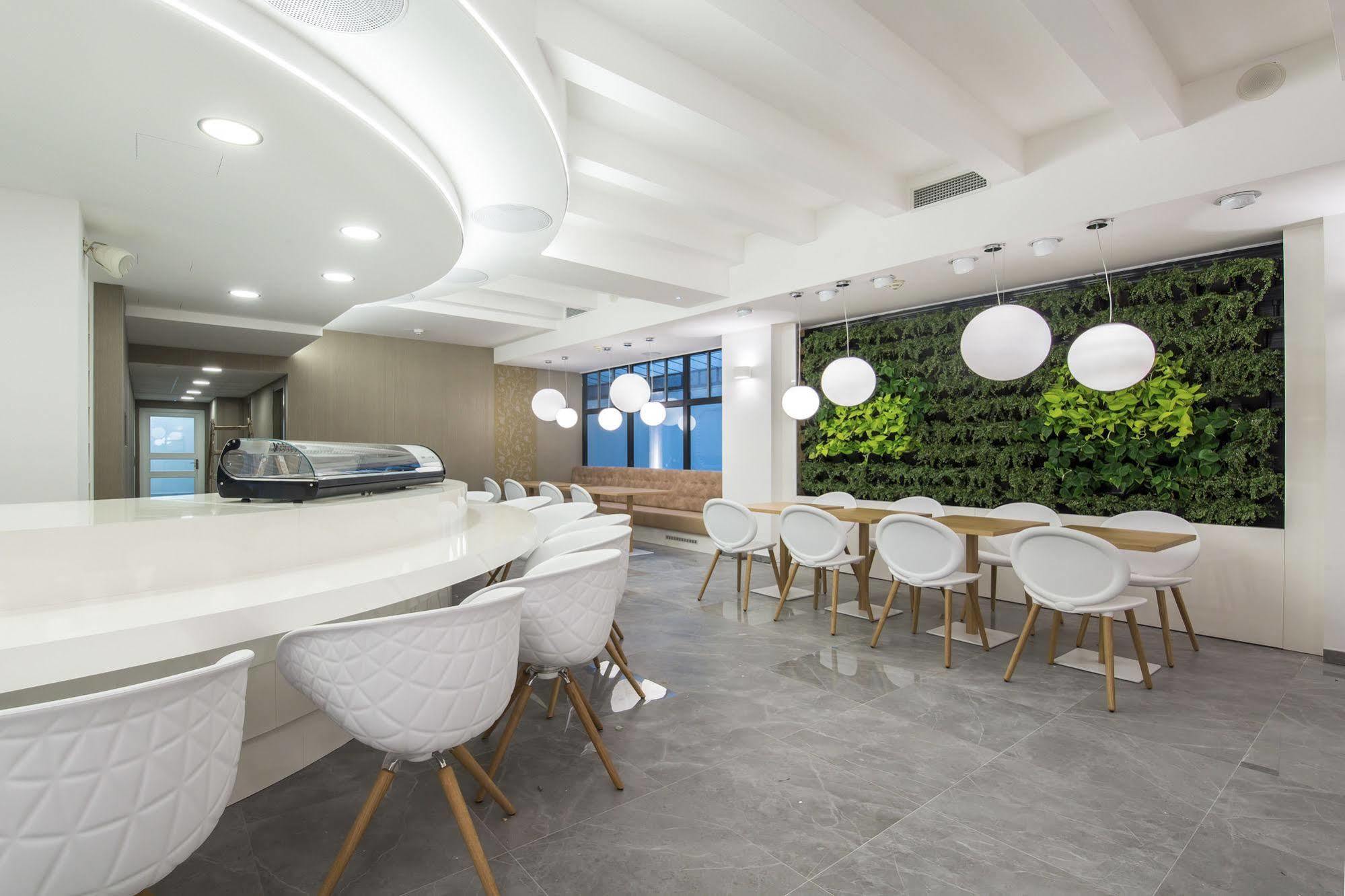 Merchants Crown Suites And Spa براغ المظهر الخارجي الصورة The Green Wall at the 10th floor of the building