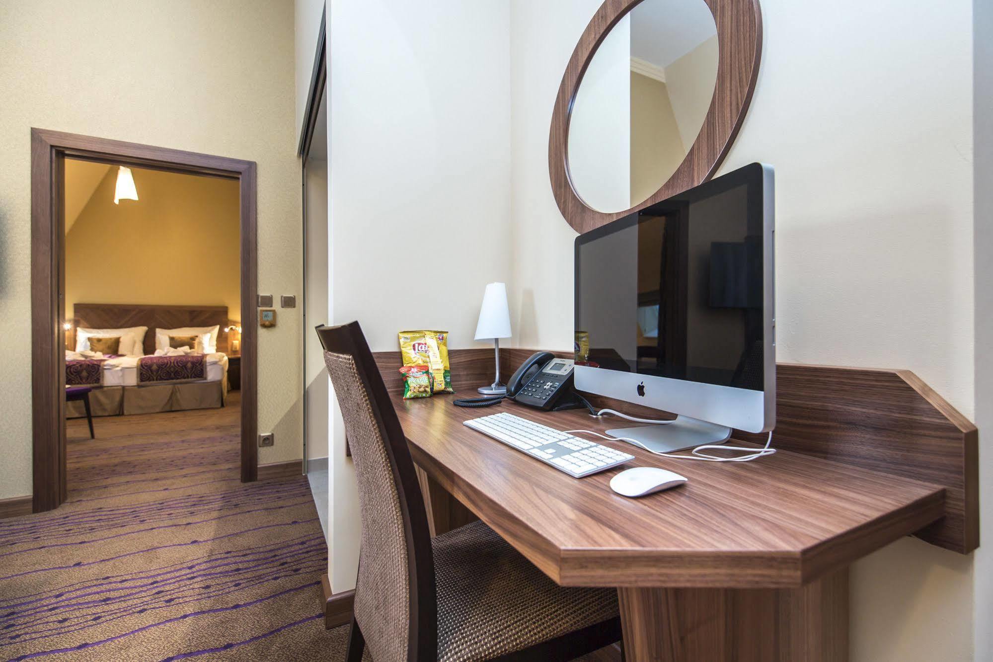 Merchants Crown Suites And Spa براغ المظهر الخارجي الصورة A computer in a hotel room