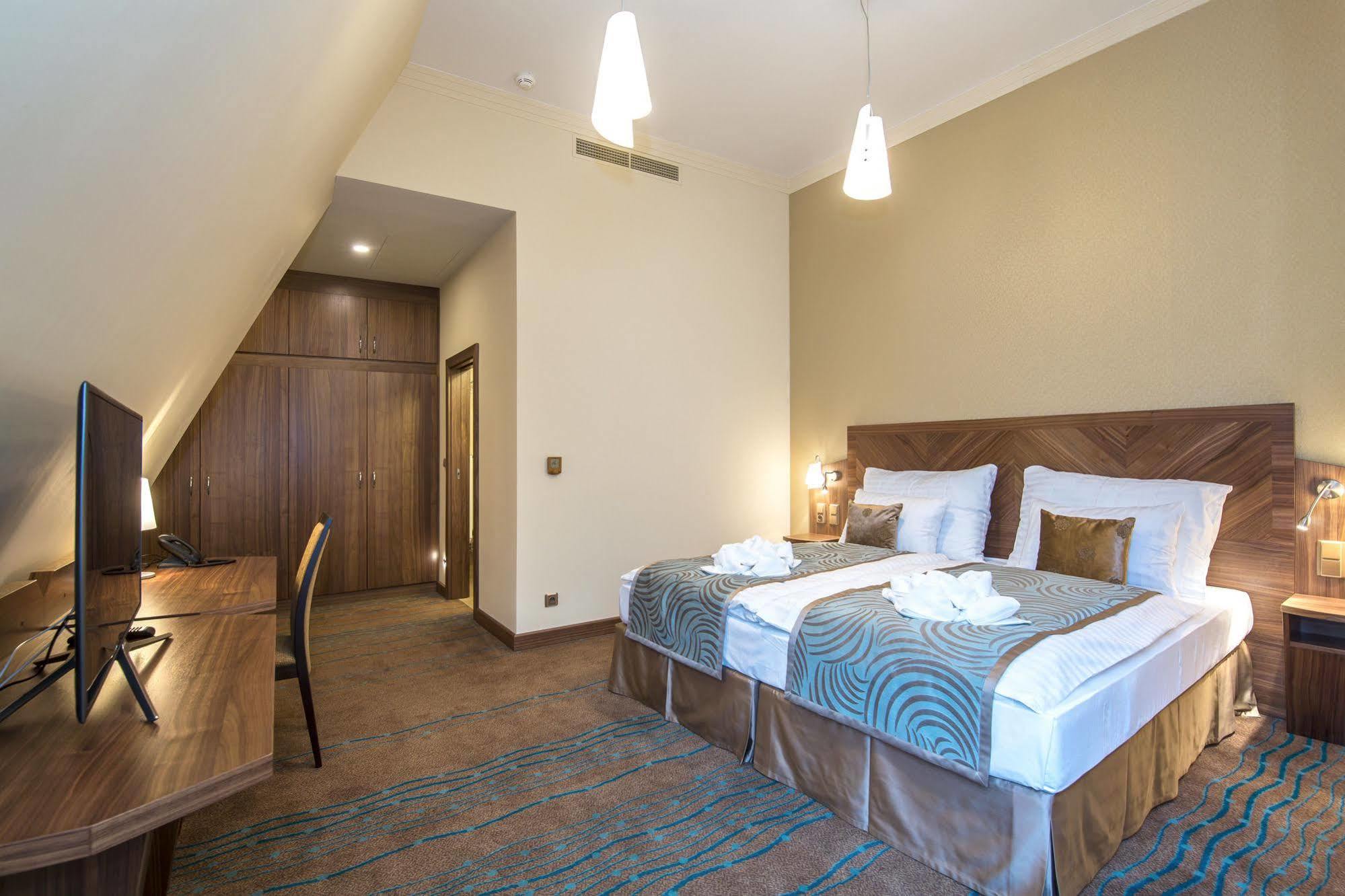Merchants Crown Suites And Spa براغ المظهر الخارجي الصورة A room at the hotel