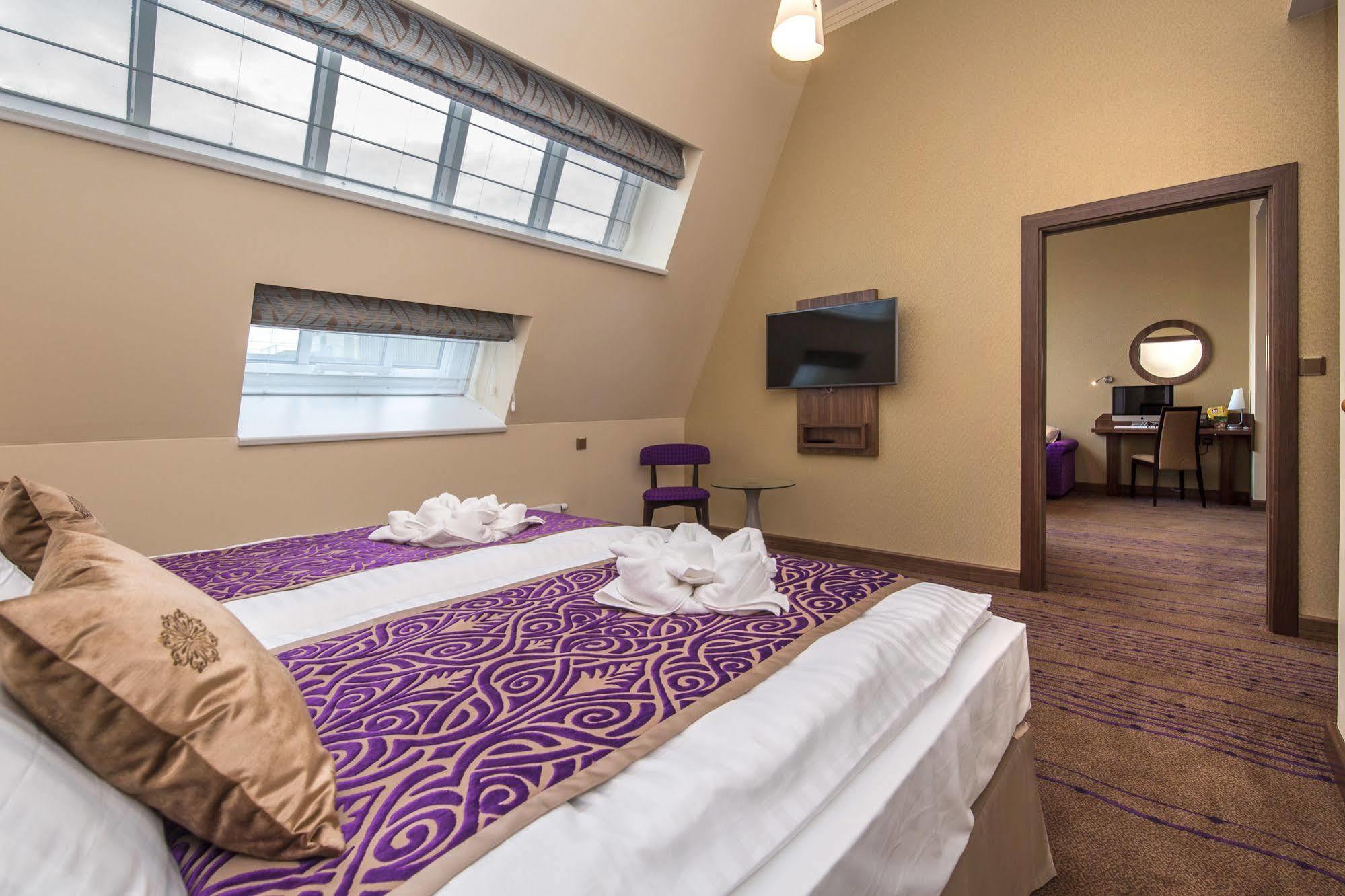 Merchants Crown Suites And Spa براغ المظهر الخارجي الصورة A suite at the hotel