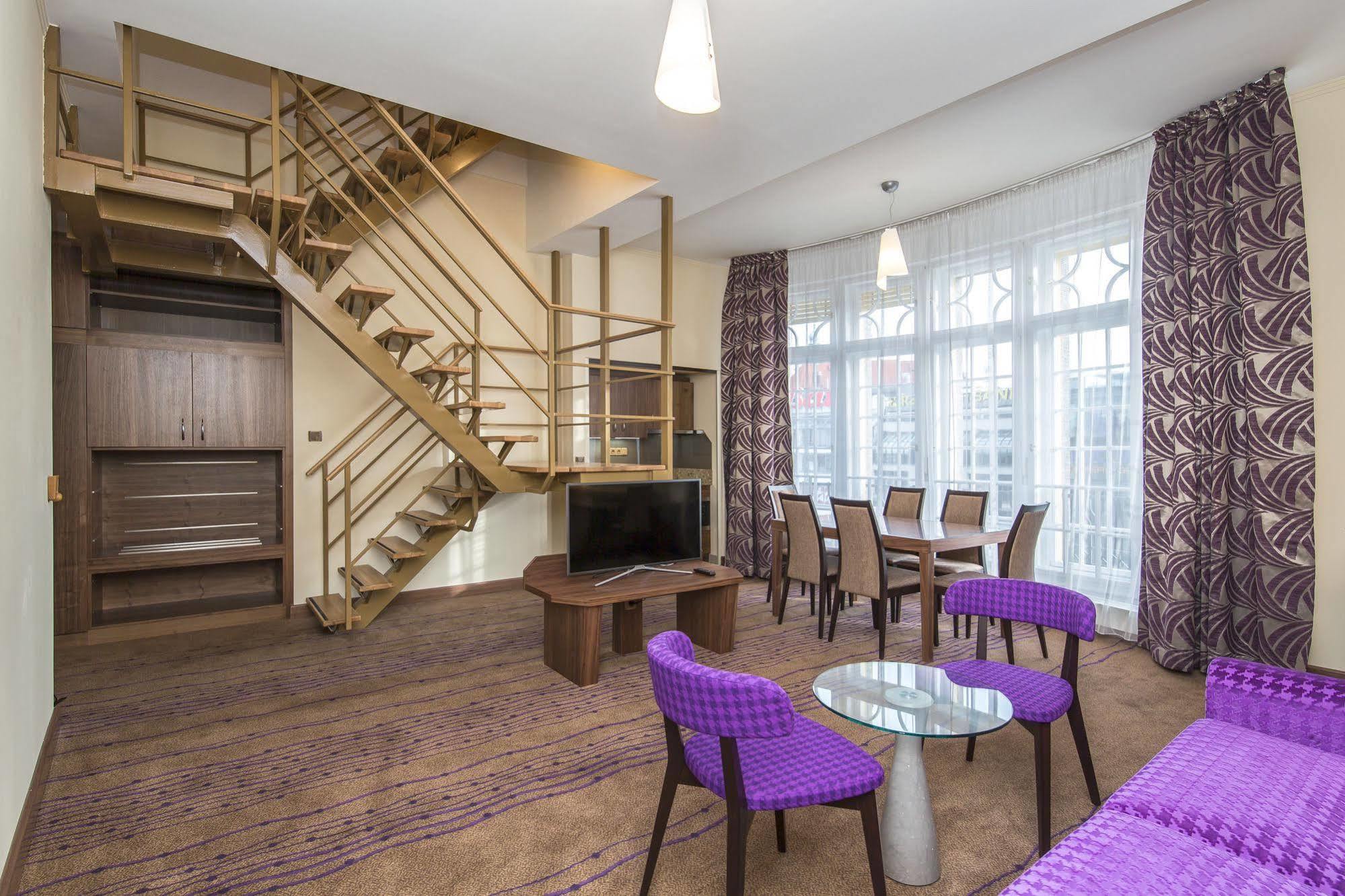 Merchants Crown Suites And Spa براغ المظهر الخارجي الصورة A suite at the Radisson Blu Hotel, Prague