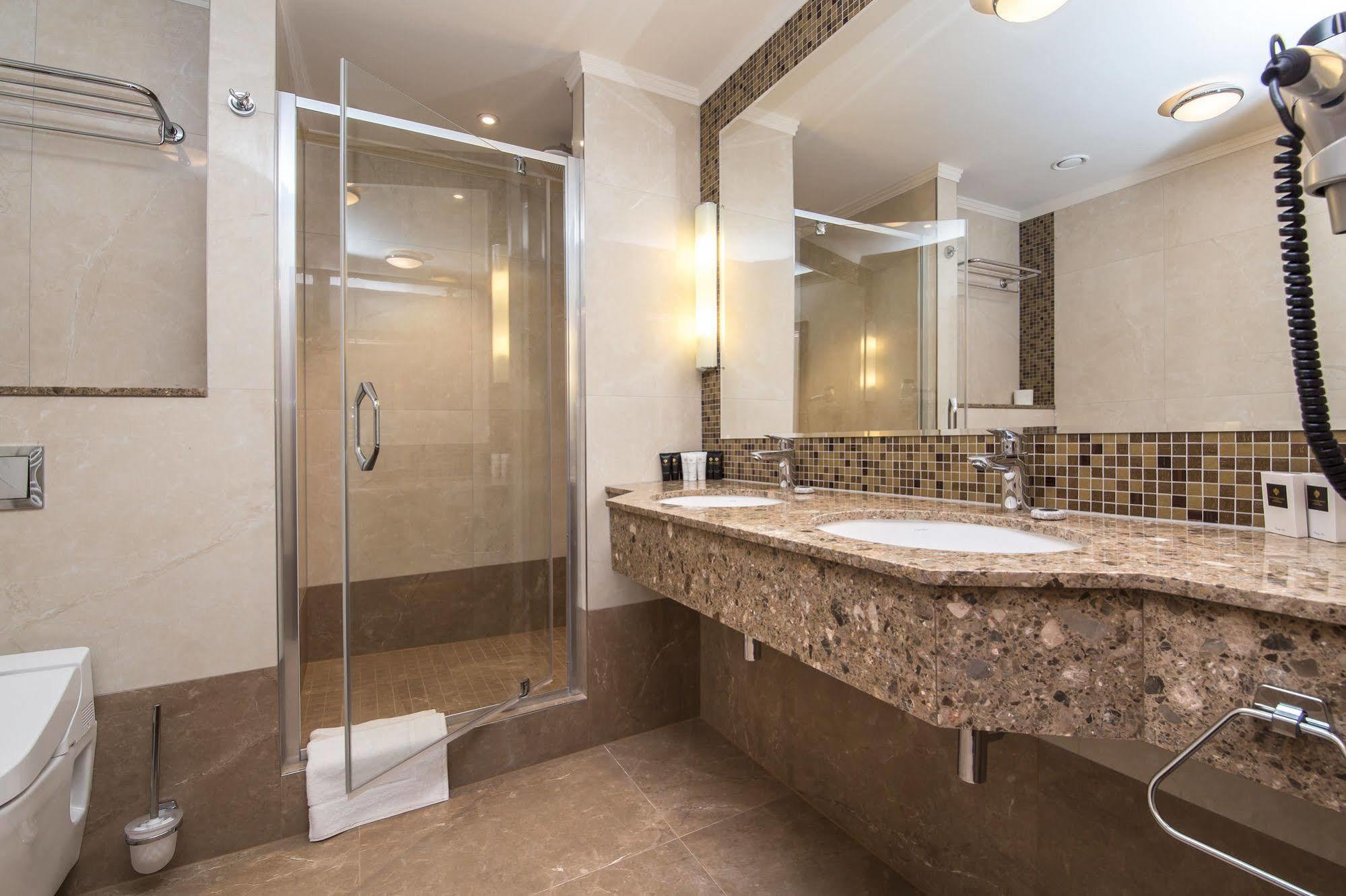 Merchants Crown Suites And Spa براغ المظهر الخارجي الصورة A shower enclosure