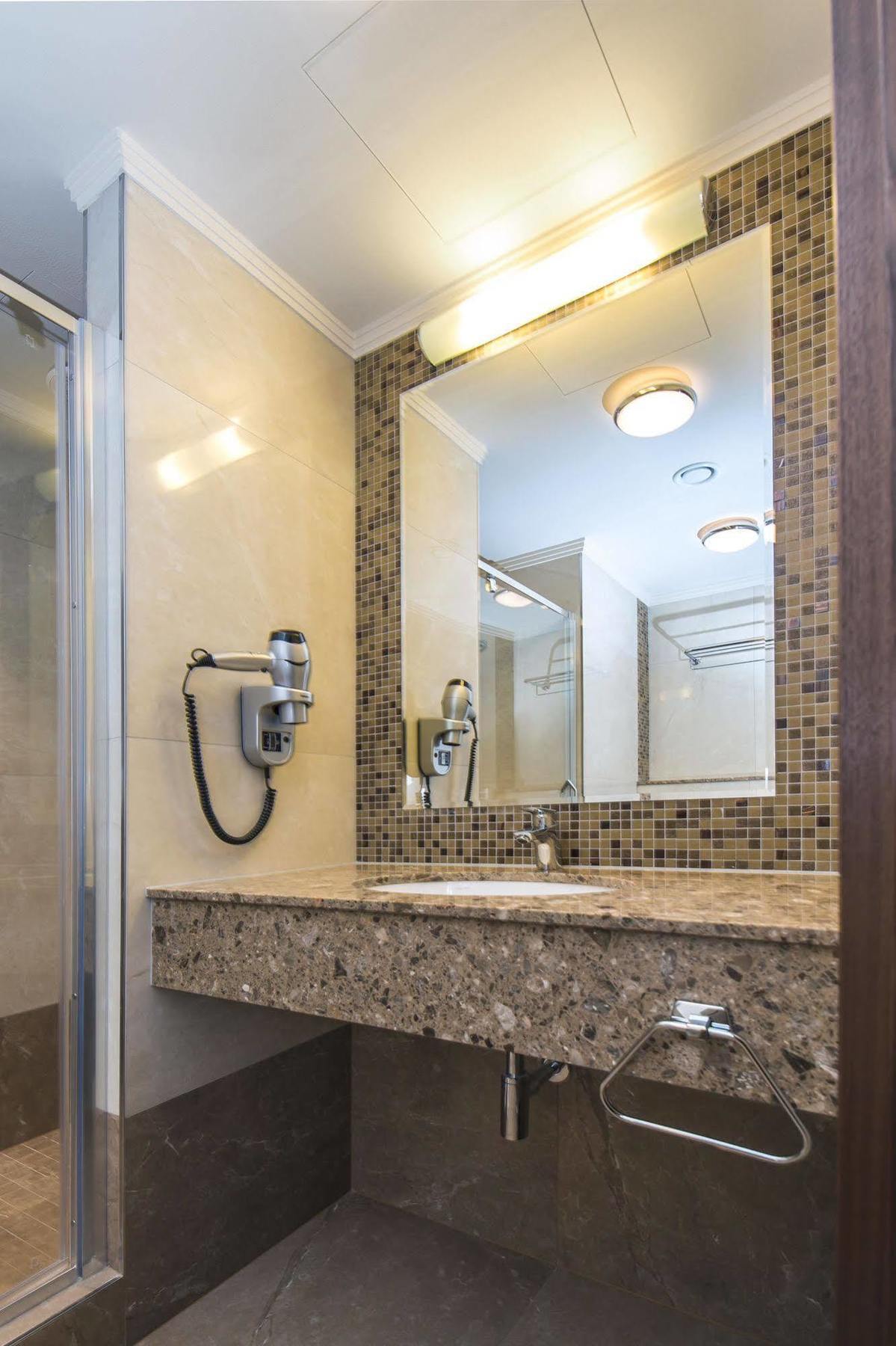 Merchants Crown Suites And Spa براغ المظهر الخارجي الصورة Bathroom