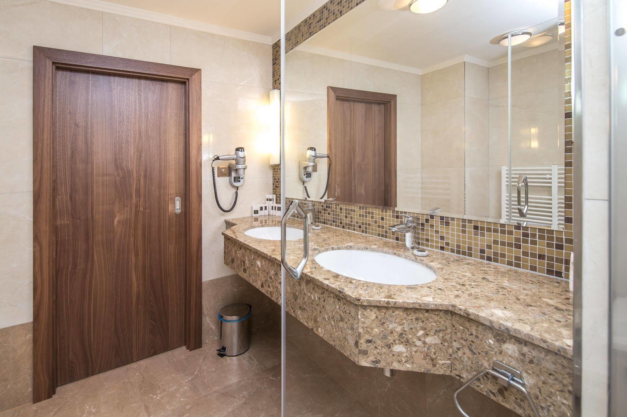 Merchants Crown Suites And Spa براغ المظهر الخارجي الصورة Bathroom