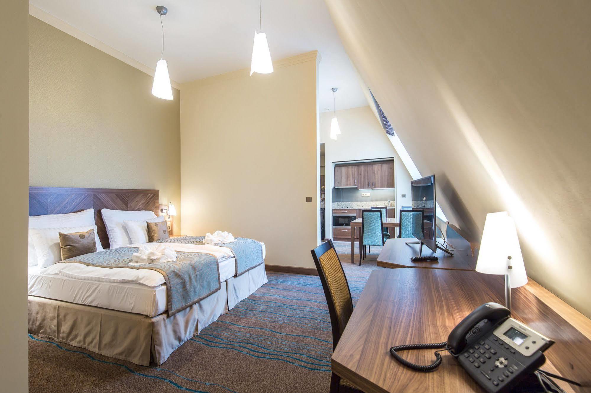 Merchants Crown Suites And Spa براغ المظهر الخارجي الصورة A typical room at the hotel