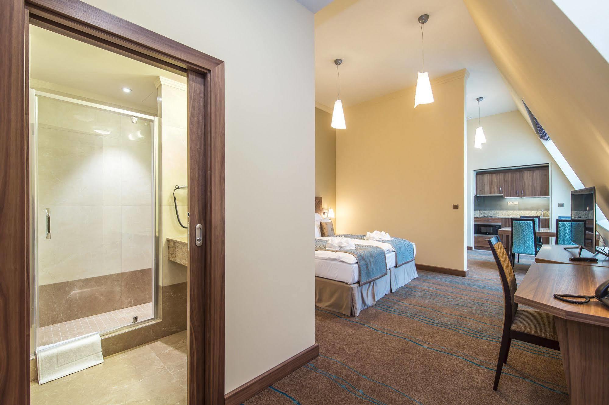 Merchants Crown Suites And Spa براغ المظهر الخارجي الصورة A typical apartment