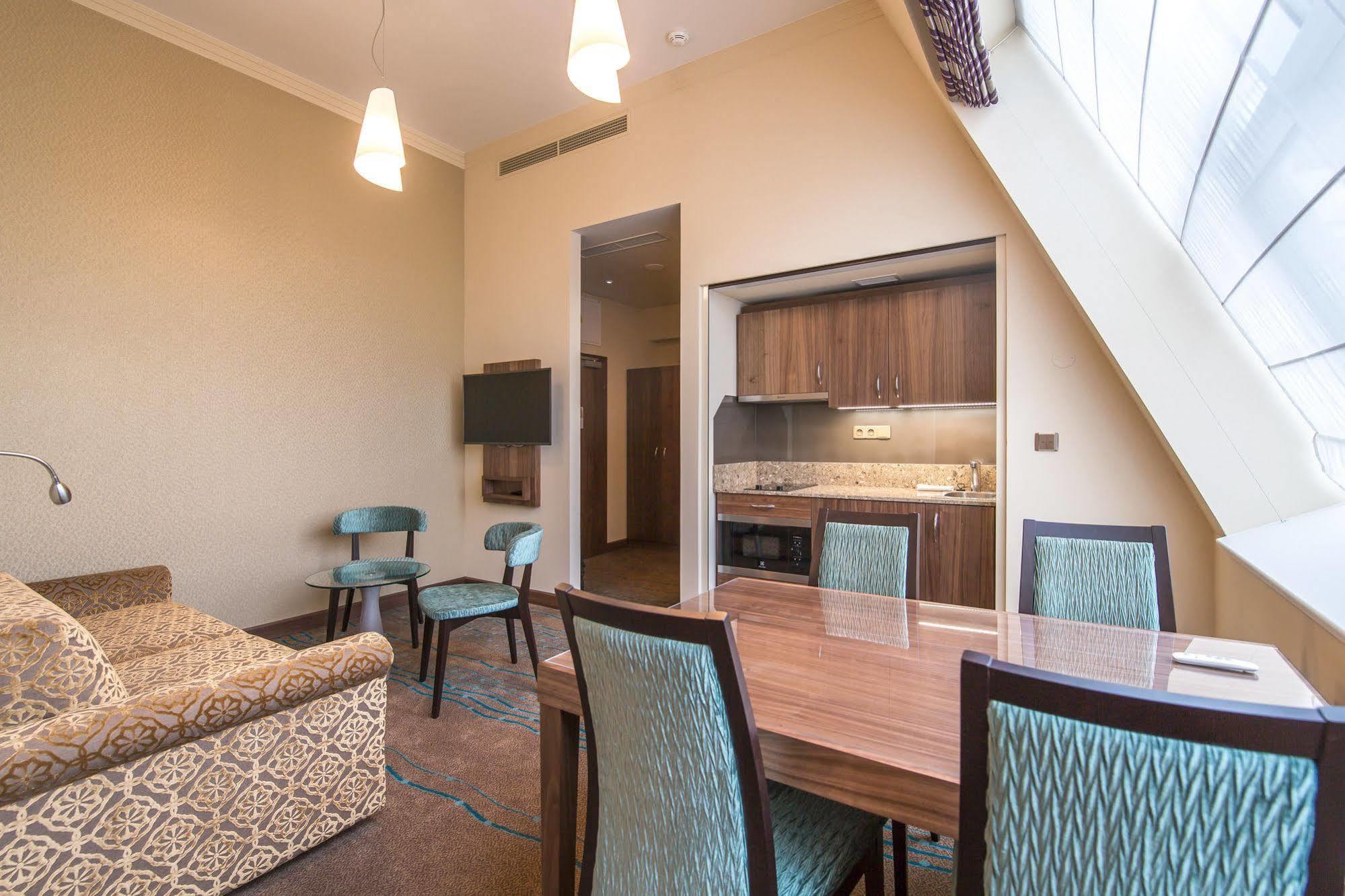 Merchants Crown Suites And Spa براغ المظهر الخارجي الصورة A suite at the hotel