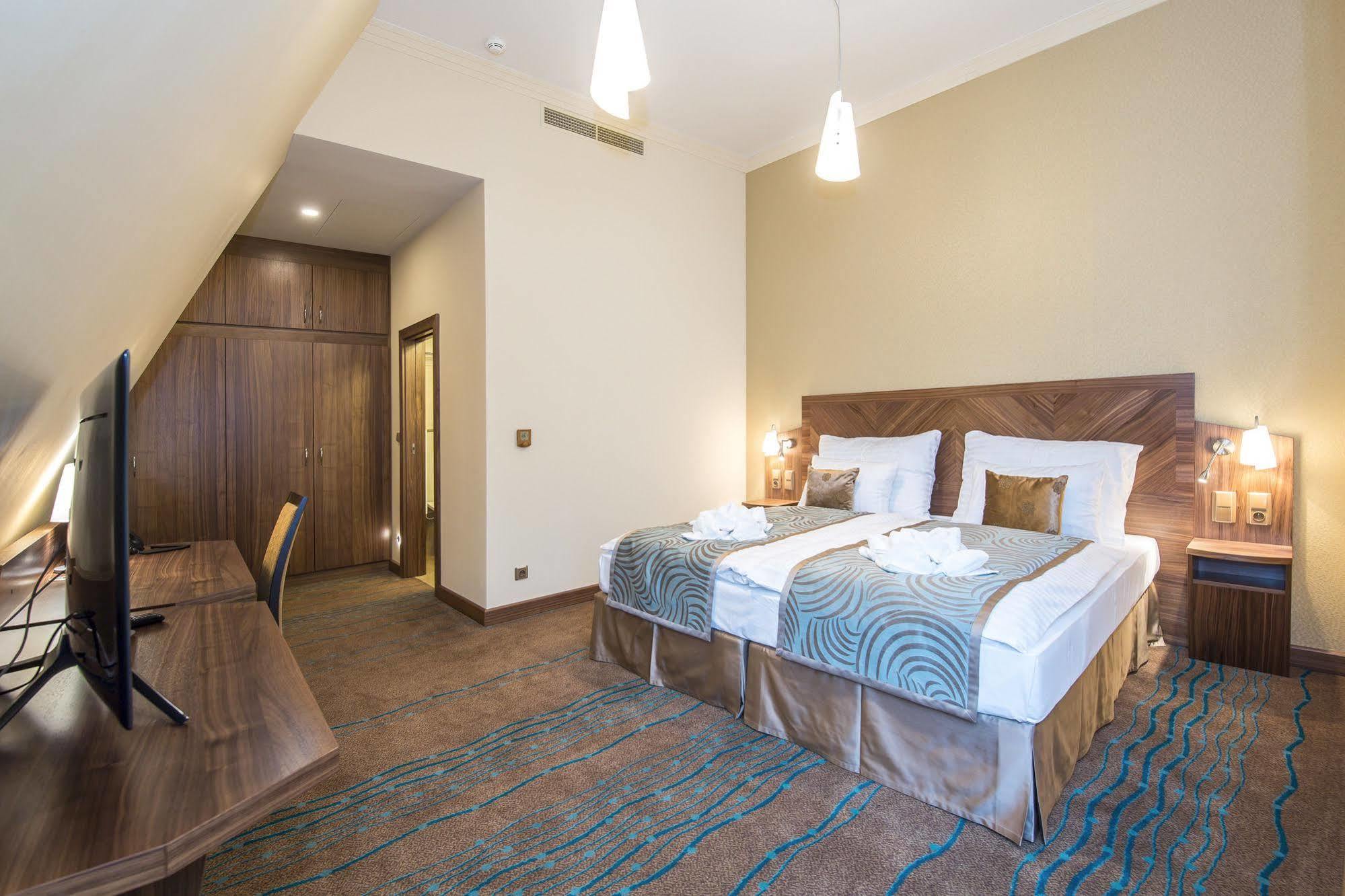 Merchants Crown Suites And Spa براغ المظهر الخارجي الصورة A room at the hotel