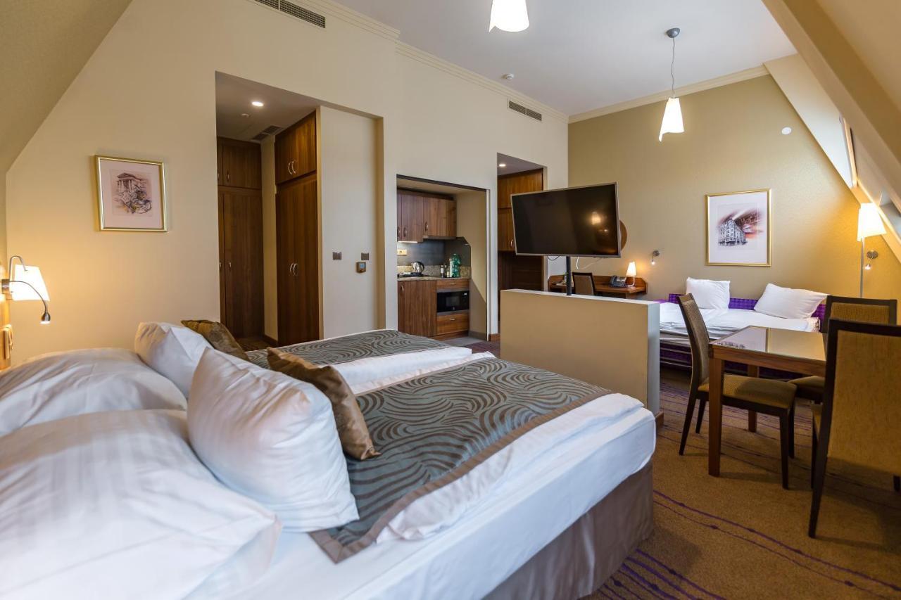 Merchants Crown Suites And Spa براغ المظهر الخارجي الصورة A typical studio apartment