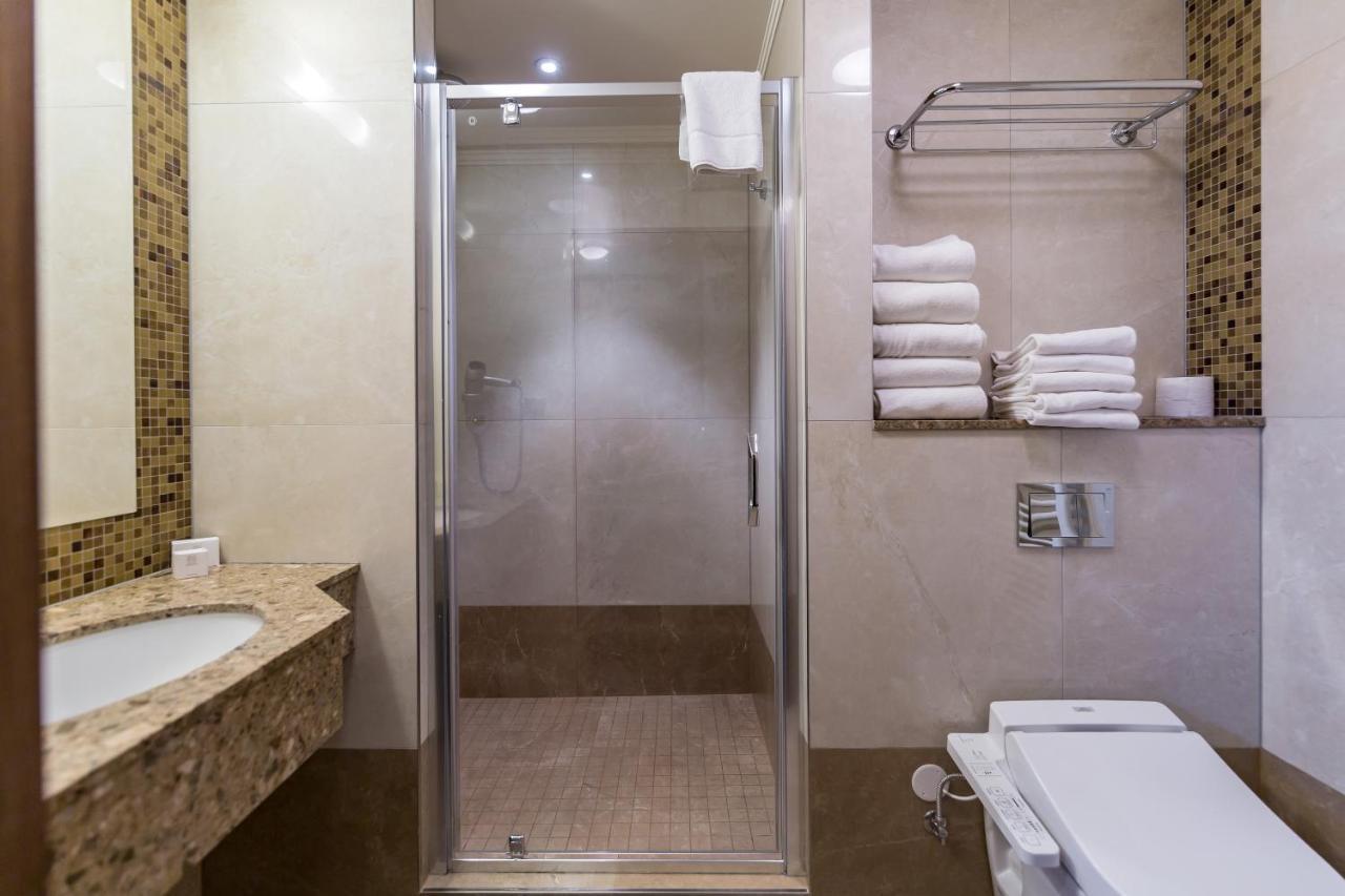 Merchants Crown Suites And Spa براغ المظهر الخارجي الصورة A shower enclosure