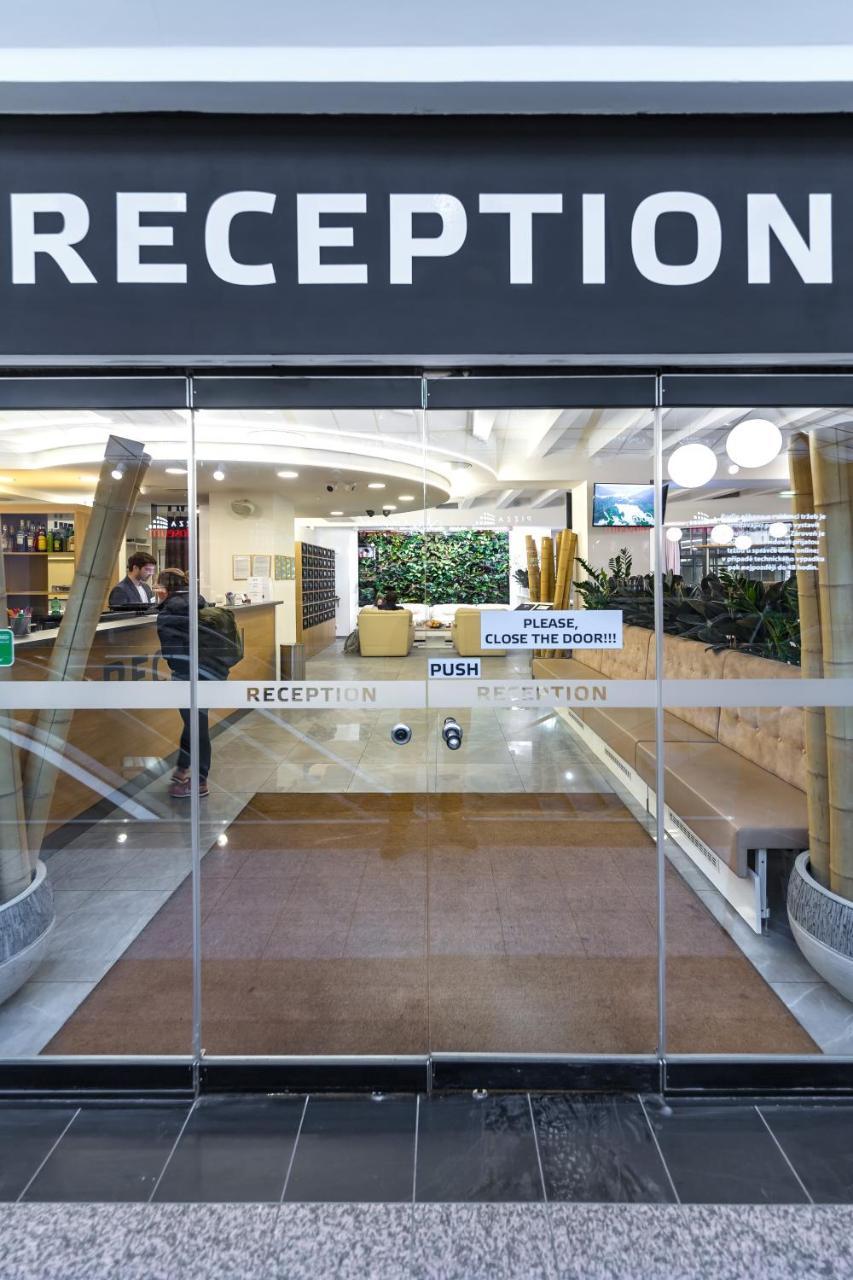 Merchants Crown Suites And Spa براغ المظهر الخارجي الصورة Automatic door
