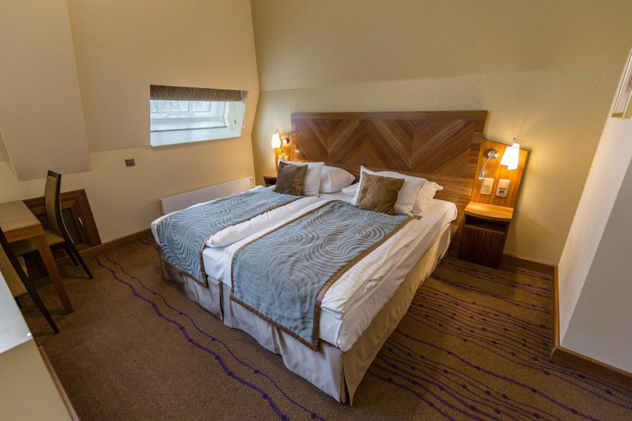 Merchants Crown Suites And Spa براغ المظهر الخارجي الصورة A bedroom at the hotel