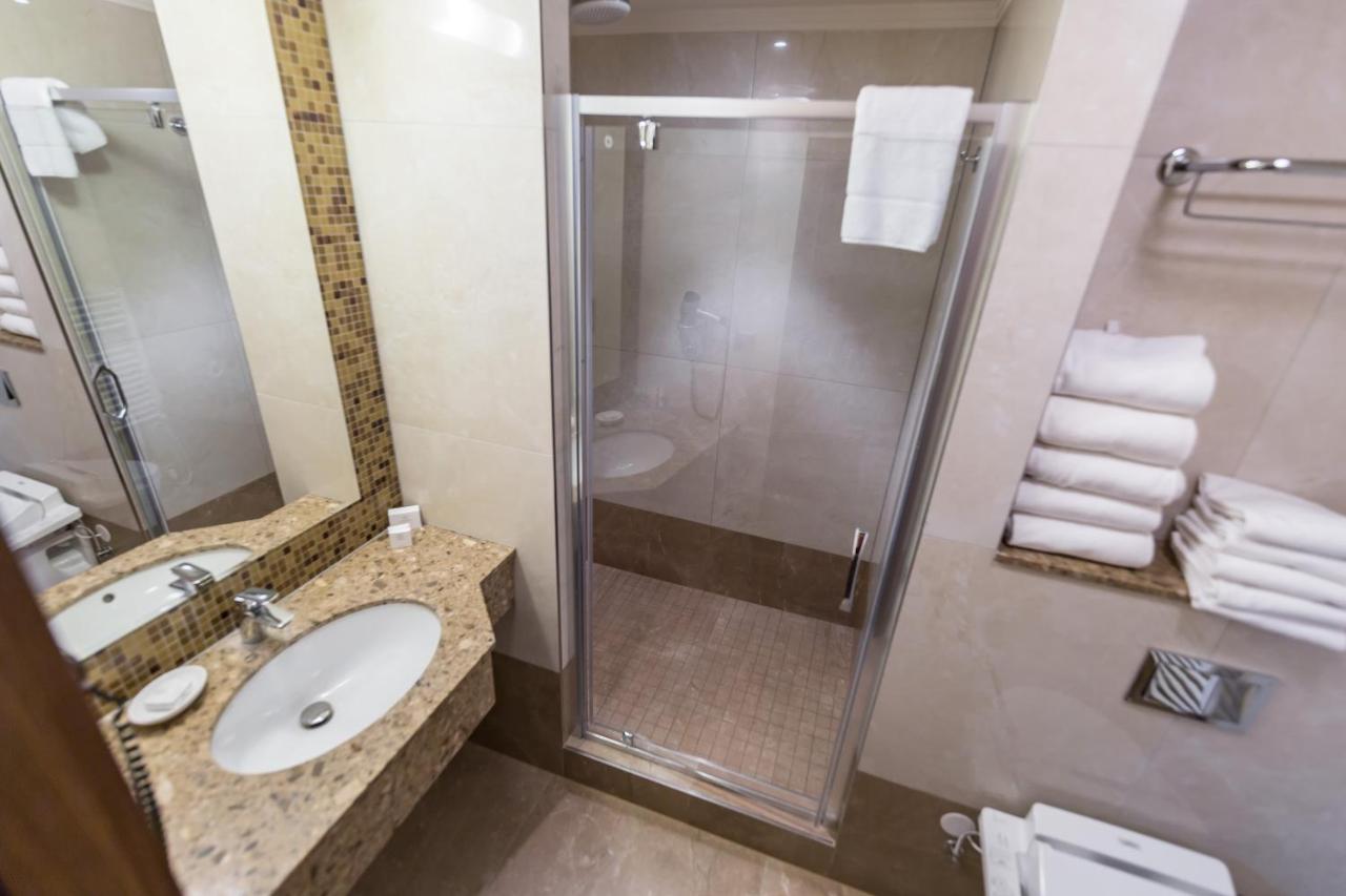 Merchants Crown Suites And Spa براغ المظهر الخارجي الصورة A shower enclosure