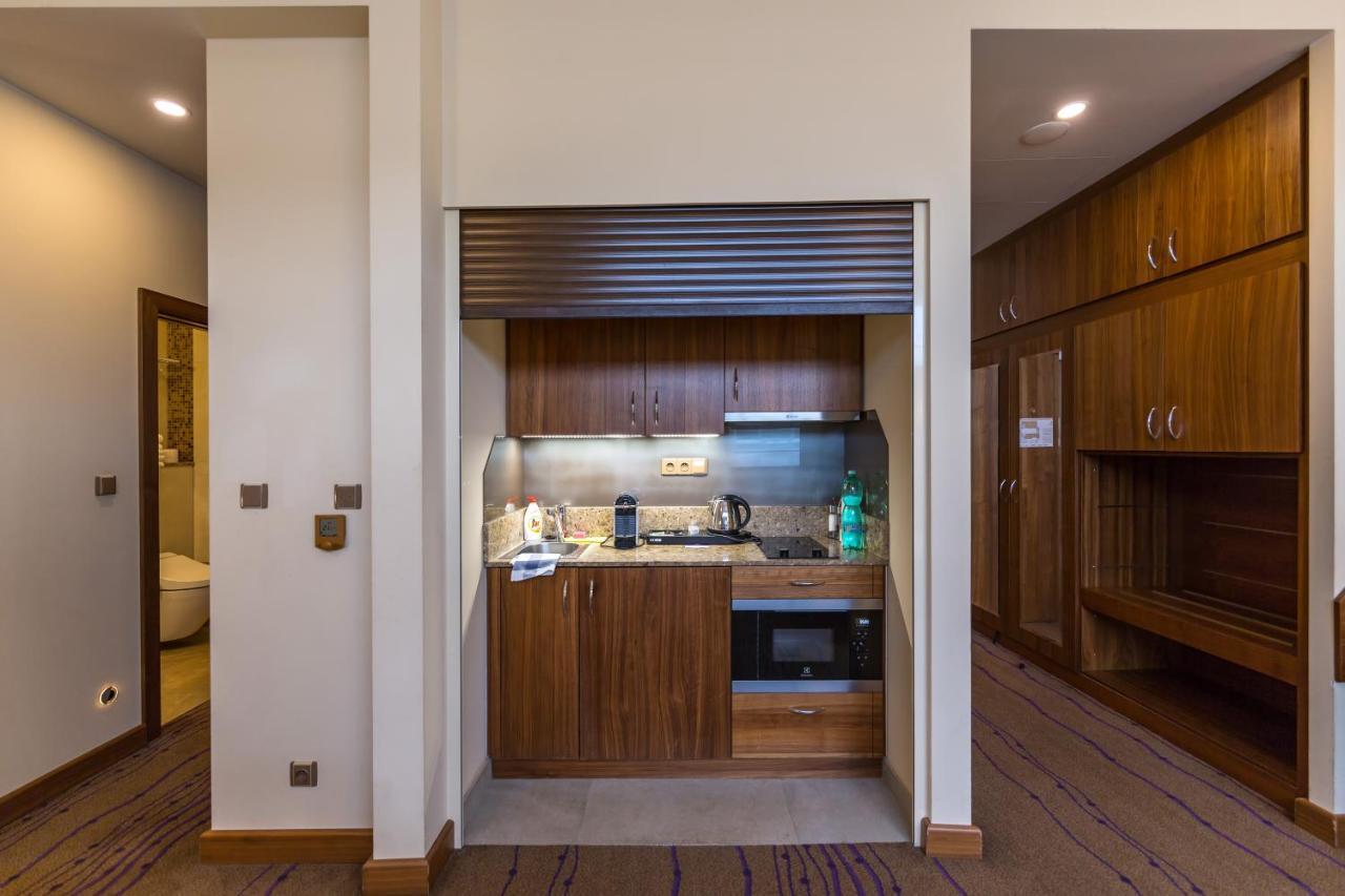 Merchants Crown Suites And Spa براغ المظهر الخارجي الصورة A kitchenette in a hotel room