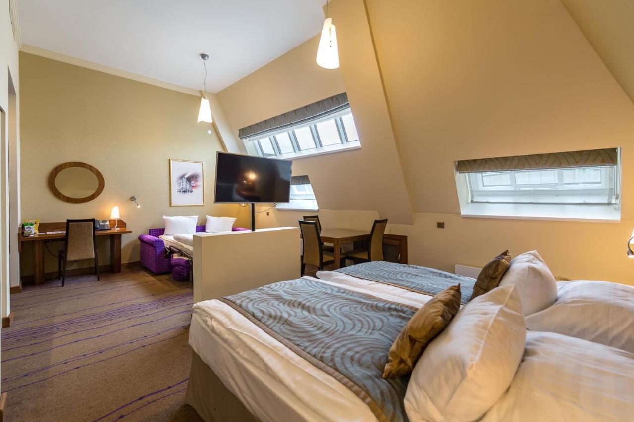 Merchants Crown Suites And Spa براغ المظهر الخارجي الصورة A room at the hotel